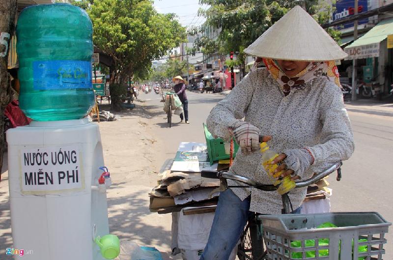 Bình nước miễn phí ở Sài Gòn