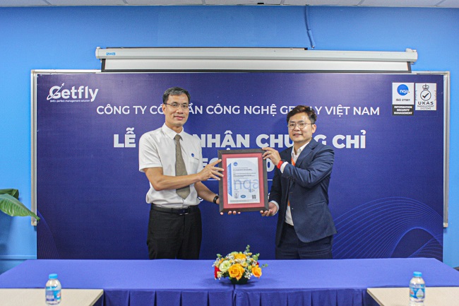 Chuyên gia NQA trao chứng chỉ ISO/IEC 27001:2013 cho  ông Nguyễn Huy Hoàng - Founder & CEO Getfly CRM 